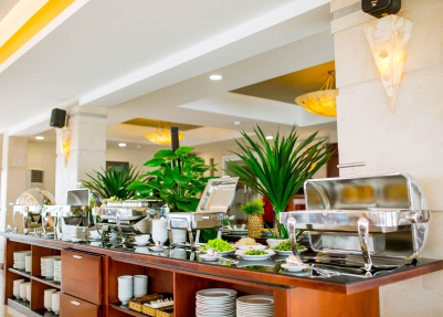 Khu vực lấy món trong nhà hàng tại khách sạn Minh Toàn